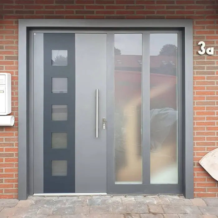 Moderne Aluminium-Haustür mit Seitenteil – Projekt von Calabrese in Bochum